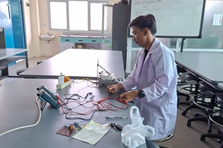 Penelitian Mahasiswa di Laboratorium Fisika