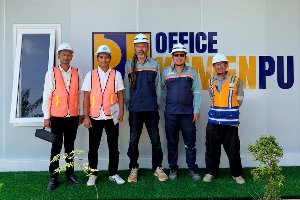 Teknisi Laboratorium Teknik Sipil Melakukan Pengujian Hammer Test di Hunian ASN Kab. Aceh Tamiang