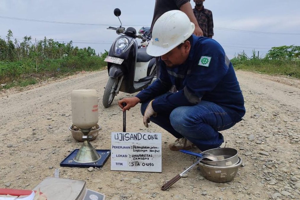 Pengujian Sand Cone oleh Laboratorium Teknik Sipil Universitas Samudra pada Proyek Peningkatan Jalan Lingkungan Kampus