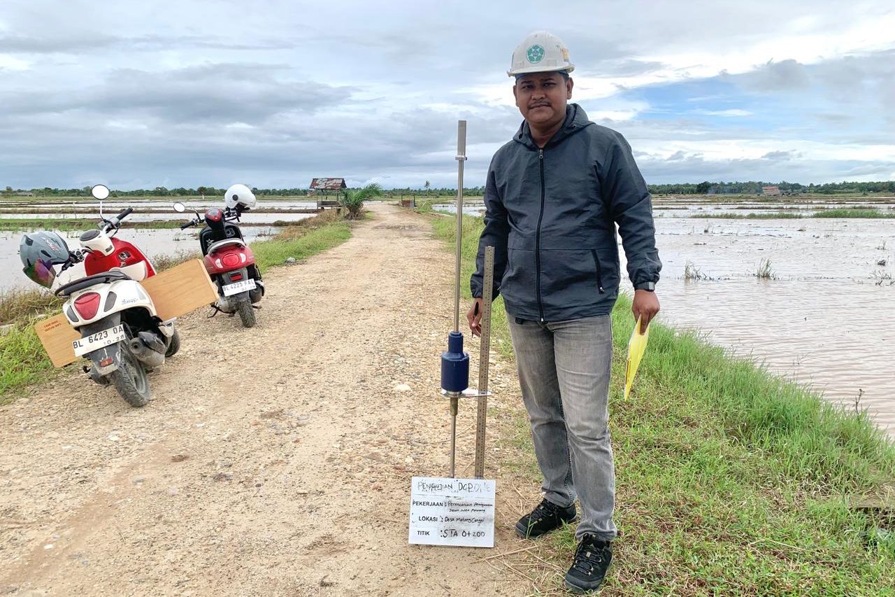 Teknisi Laboratorium Teknik Sipil Melakukan Pengujian Dynamic Cone Penetrometer (DCP) di Desa Matang Cengai, Kec Langsa Timur, Kota Langsa