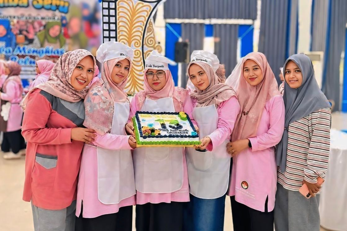 Semangat Kebersamaan Tim Dharma Wanita Persatuan UPA Laboratorium Terpadu dalam Lomba Menghias Bolu Dies Natalis ke-13 Universitas Samudra