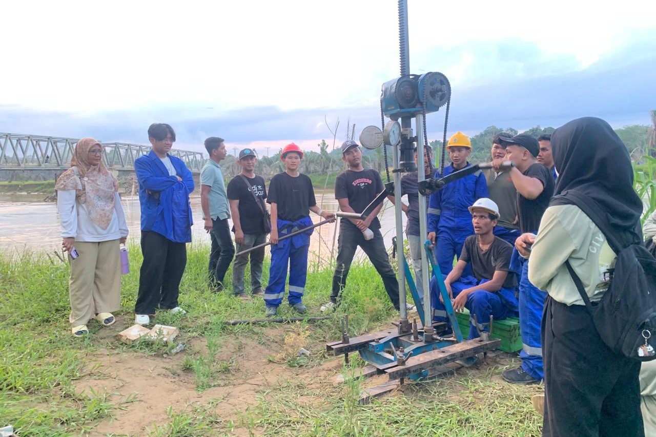 Mahasiswa Teknik Sipil Melaksanakan Pengujian Cone Penetration Test (CPT) di Desa Babo, Aceh Tamiang