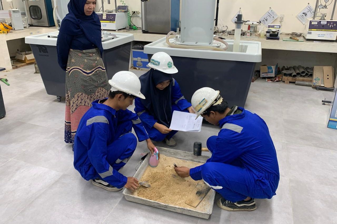 Praktikum Mekanika Tanah Mahasiswa Teknik Sipil di Laboratorium