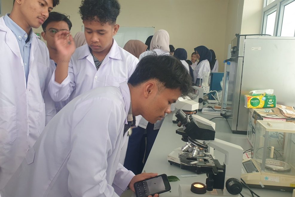 Praktikum Dasar-Dasar Perlindungan Tanaman: Mahasiswa Agribisnis Pelajari Penyakit pada Tanaman