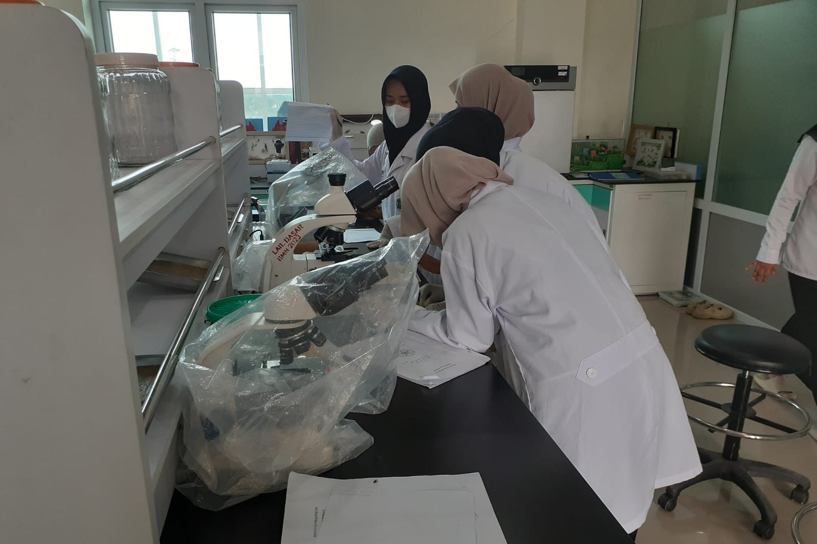 Mahasiswa Biokimia Laksanakan Praktikum Analisa Kualitatif Vitamin di Laboratorium Biologi