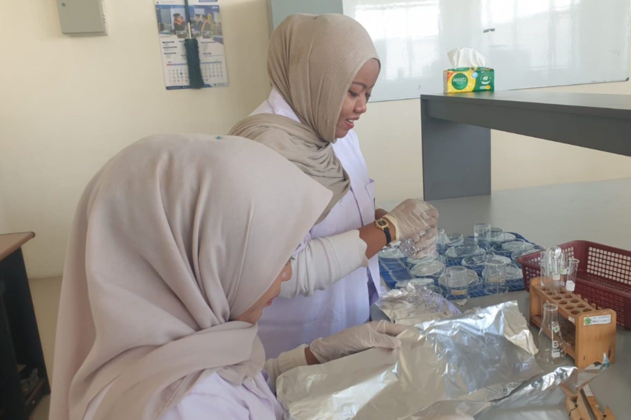Laboratorium Agroteknologi Fasilitasi Penelitian Mahasiswa Akuakultur tentang Probiotik Bakteri Nitrifikasi