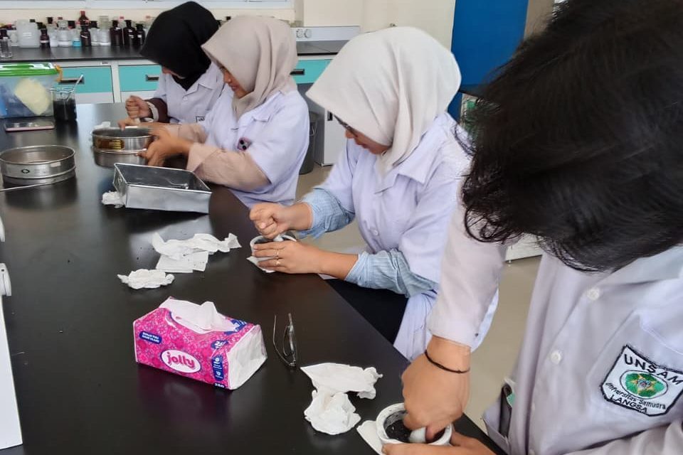 Mahasiswa Kimia Universitas Samudra Angkatan 2023 Teliti Aktivasi Arang Menggunakan Asam Sulfat