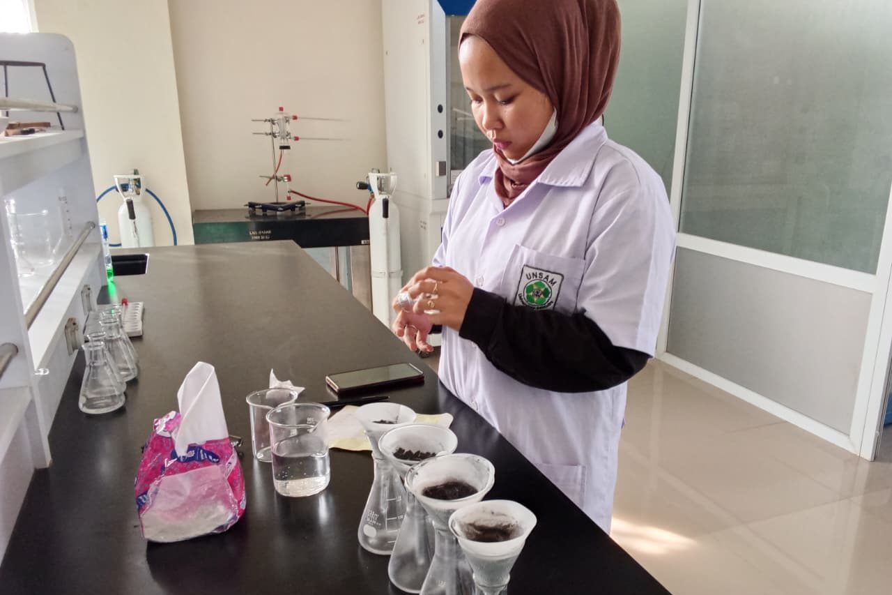 Kolaborasi Riset: Mahasiswa Kimia Unsam Intensifkan Tahapan Preparasi dan Aktivasi Arang Aktif