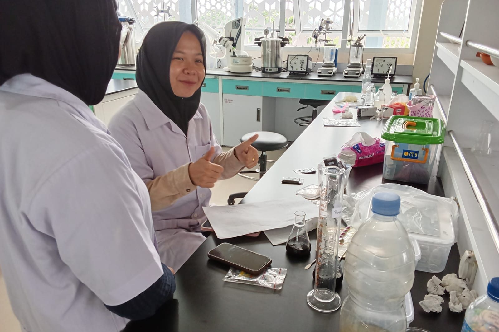 Riset Solusi Air Bersih, Mahasiswa Kimia Unsam Uji Biochar Tempurung Kelapa dan Arang Kayu di Lab Terpadu