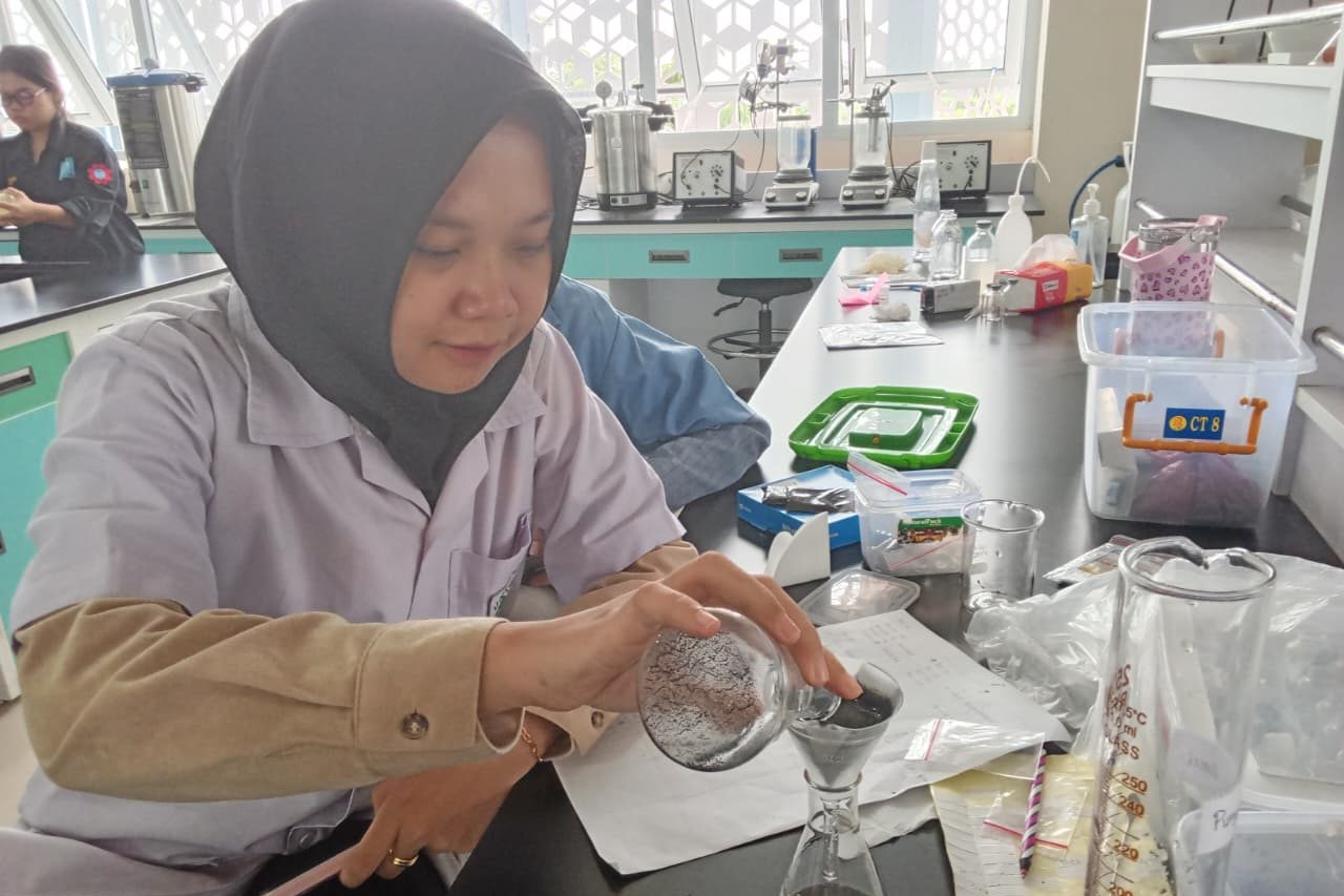 Gunakan Pemanas Air Digital, Ini Tahapan Penelitian Mahasiswa Kimia Unsam di Laboratorium